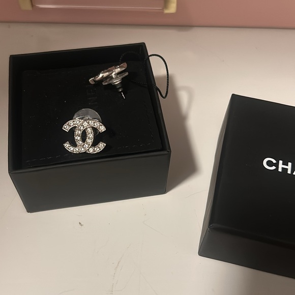 CHANEL silver Rhinestone Curvy Earrings crystal - Picture 5 of 5